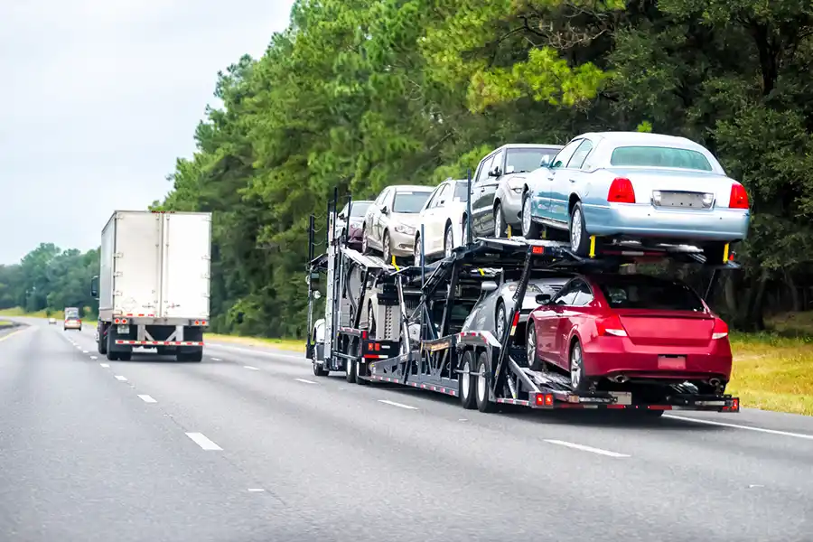 How Auto Transport Protects Vehicles During Long Tows in Howey-In-The-Hills, FL