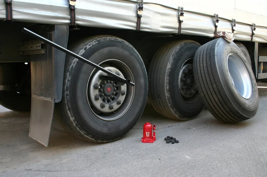Tire Change And Towing Services How They Work Together in Howey-In-The-Hills, FL
